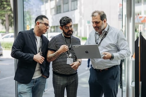Cómo implementar HubSpot en 2025 (y 2026): pasos, costos, tiempos, partner ideal, mejores prácticas e IA