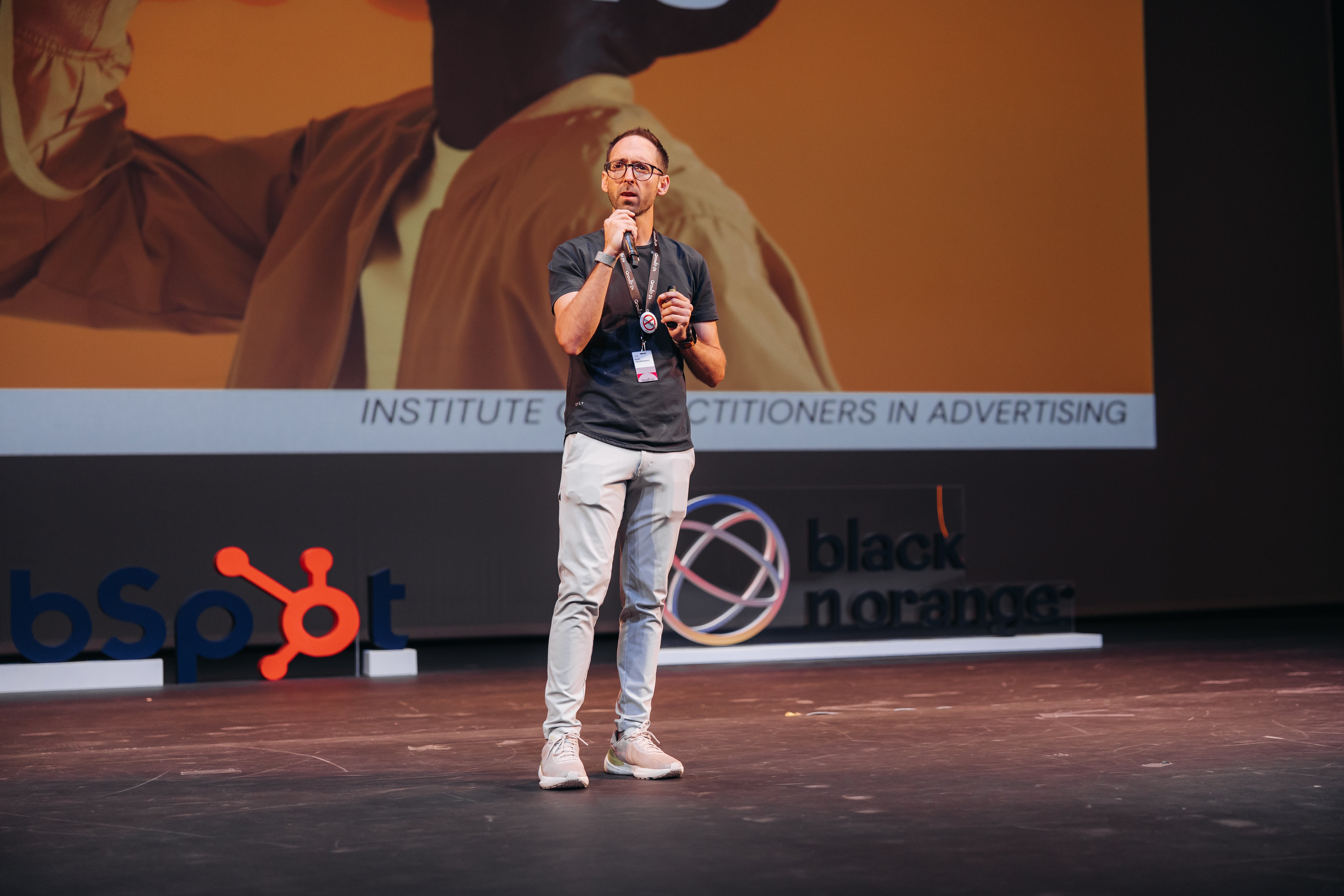 Más Allá del Inbound: Transformando el Marketing con IA y Conexión Humana
