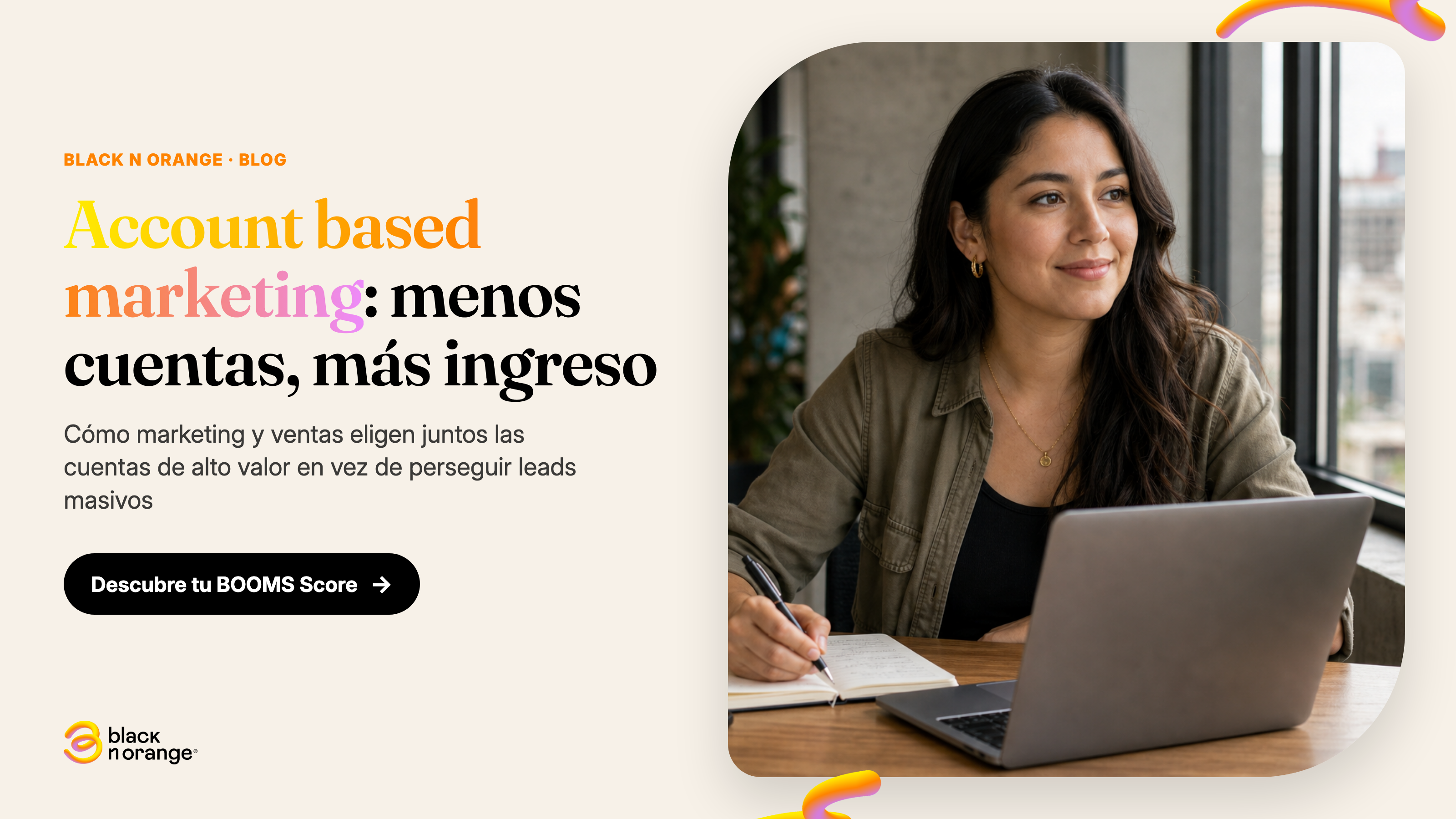Directora de marketing B2B revisando en su laptop la lista de cuentas objetivo de un programa de account based marketing