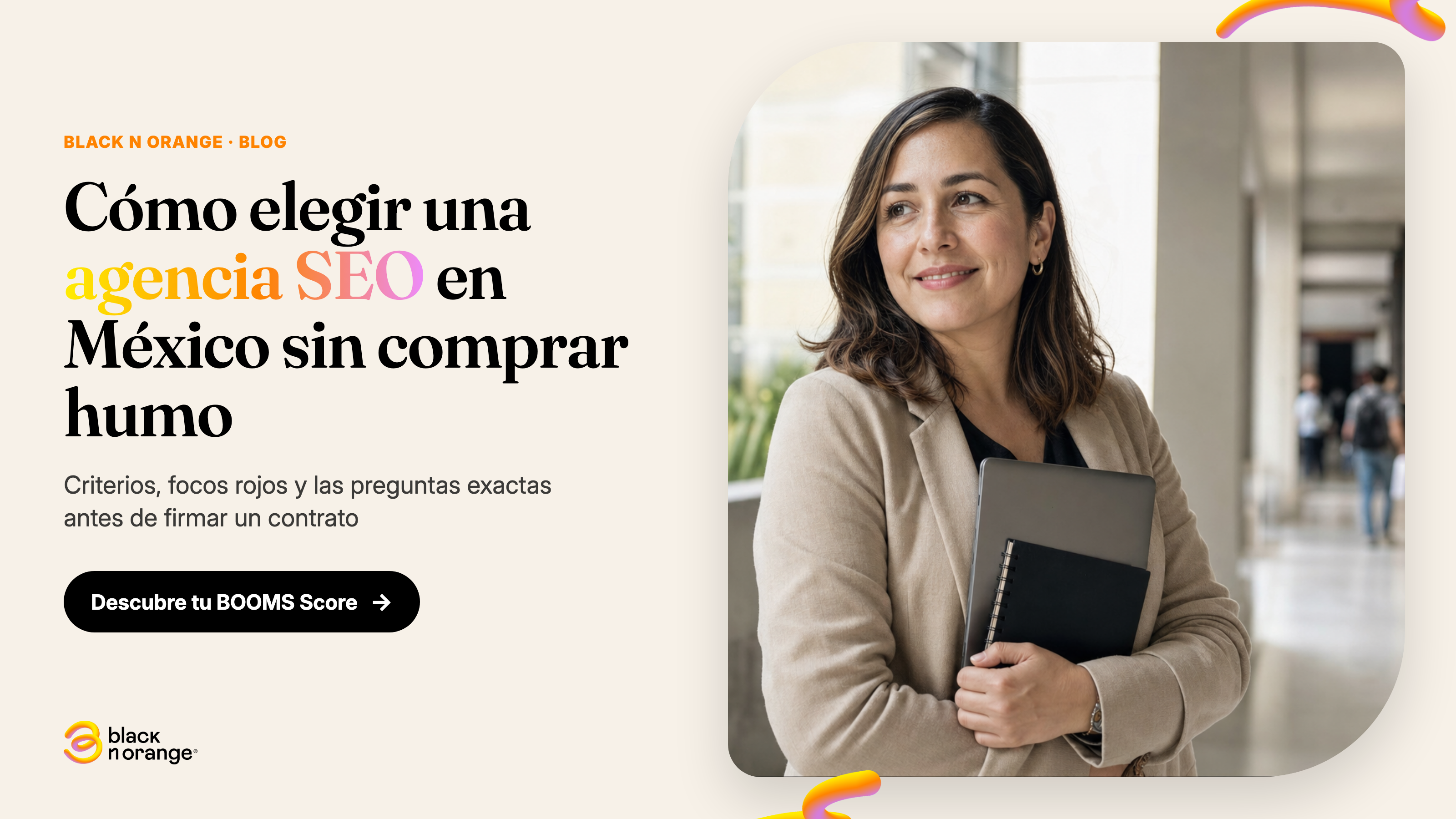 Director de una empresa mediana revisando con su equipo la propuesta de una agencia SEO en México antes de firmar el contrato