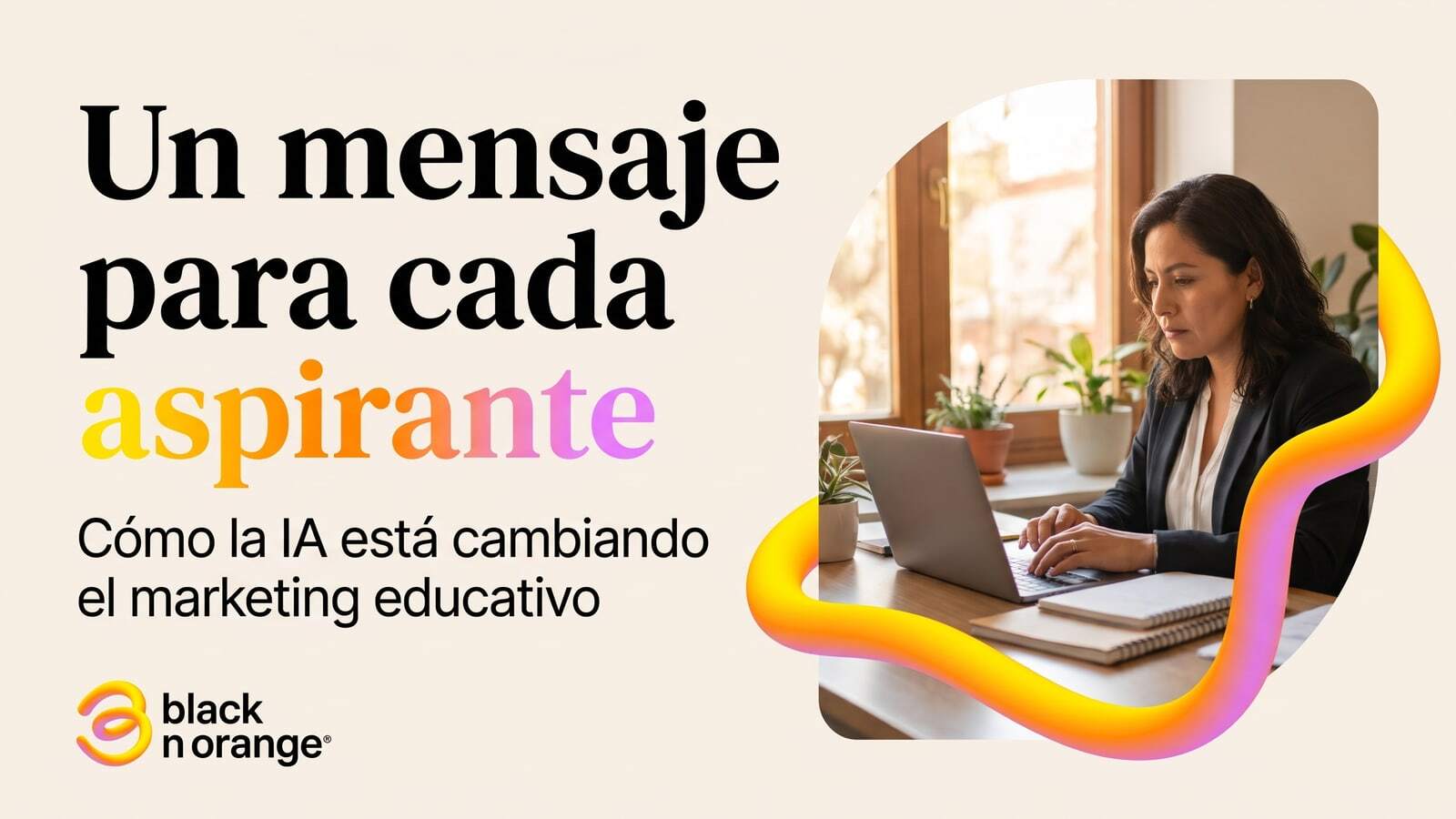 Directora de admisiones de una universidad revisando en su laptop los perfiles de sus aspirantes