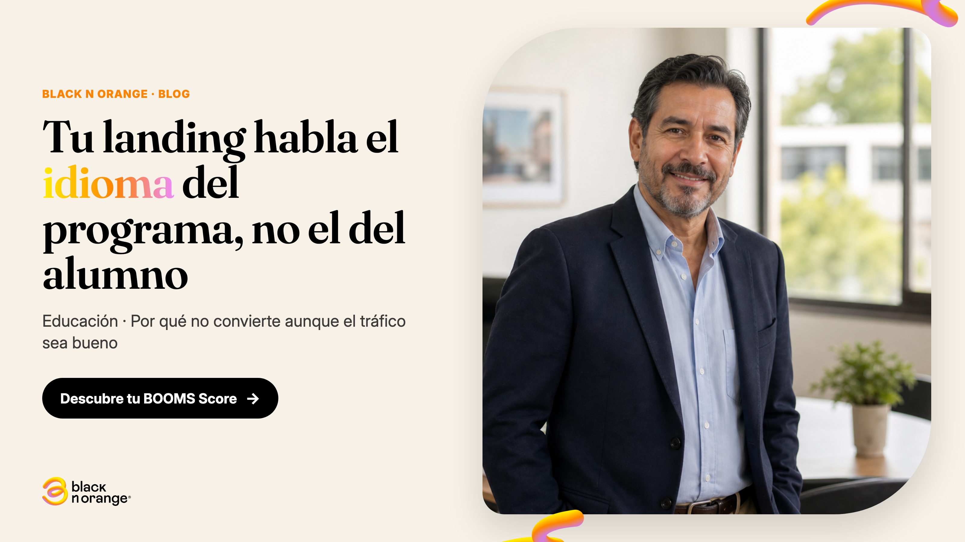 Director de marketing de una institución educativa en su oficina, revisando cómo comunica sus programas