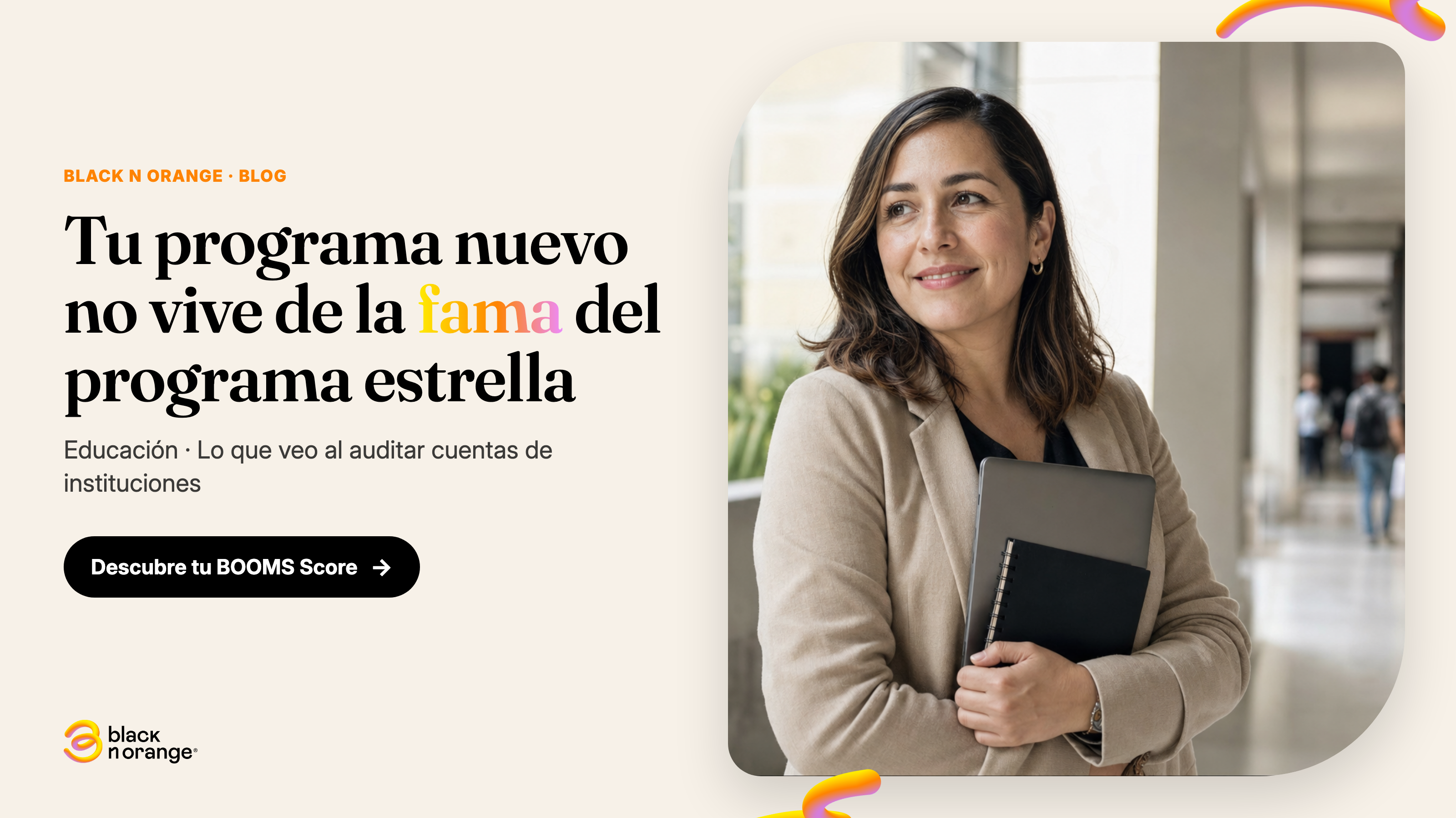 Directora de admisiones de una universidad camina por el campus con laptop y libreta en mano