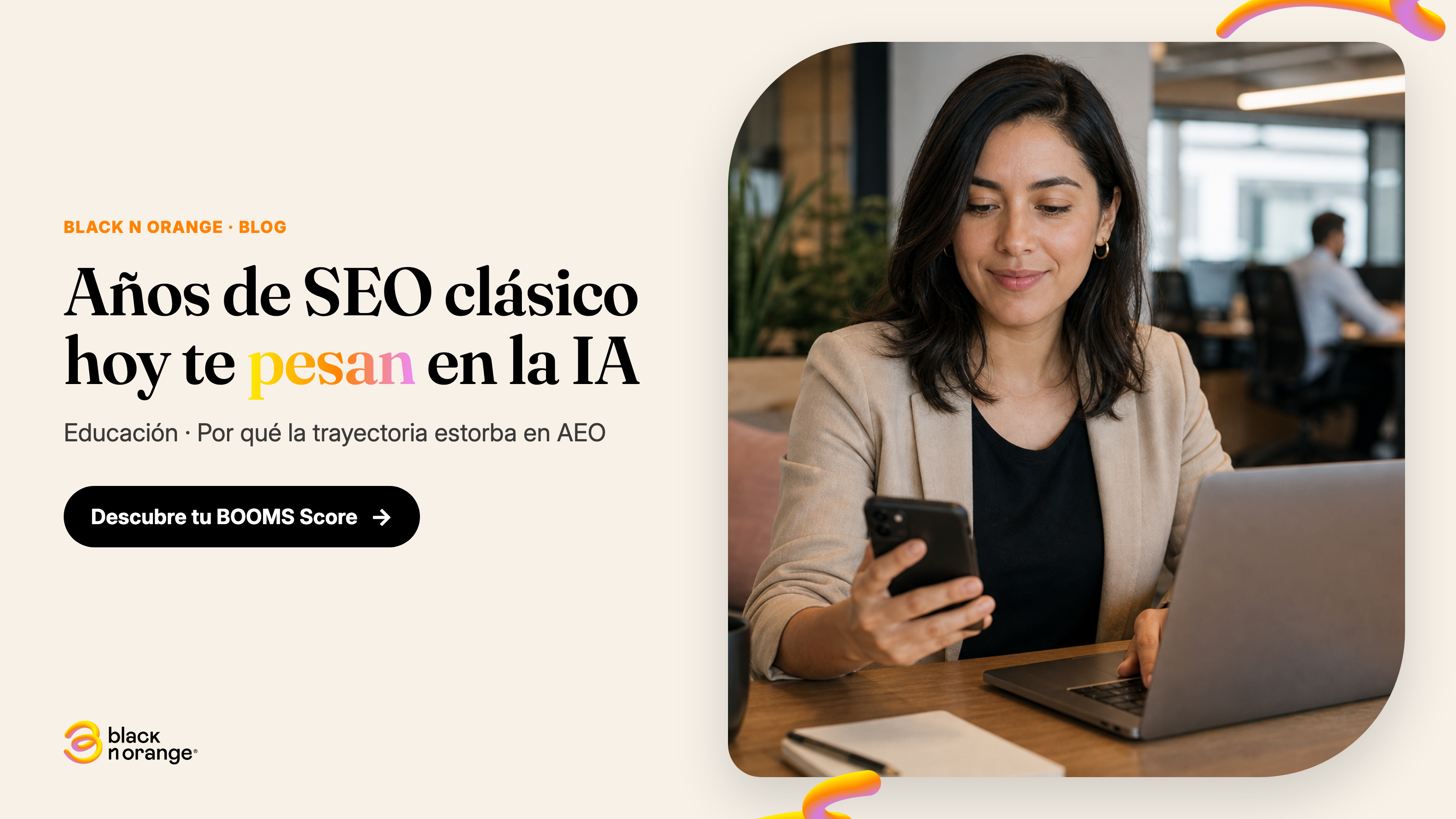 Directora de marketing de una universidad revisa en su celular cómo responde la IA sobre su institución