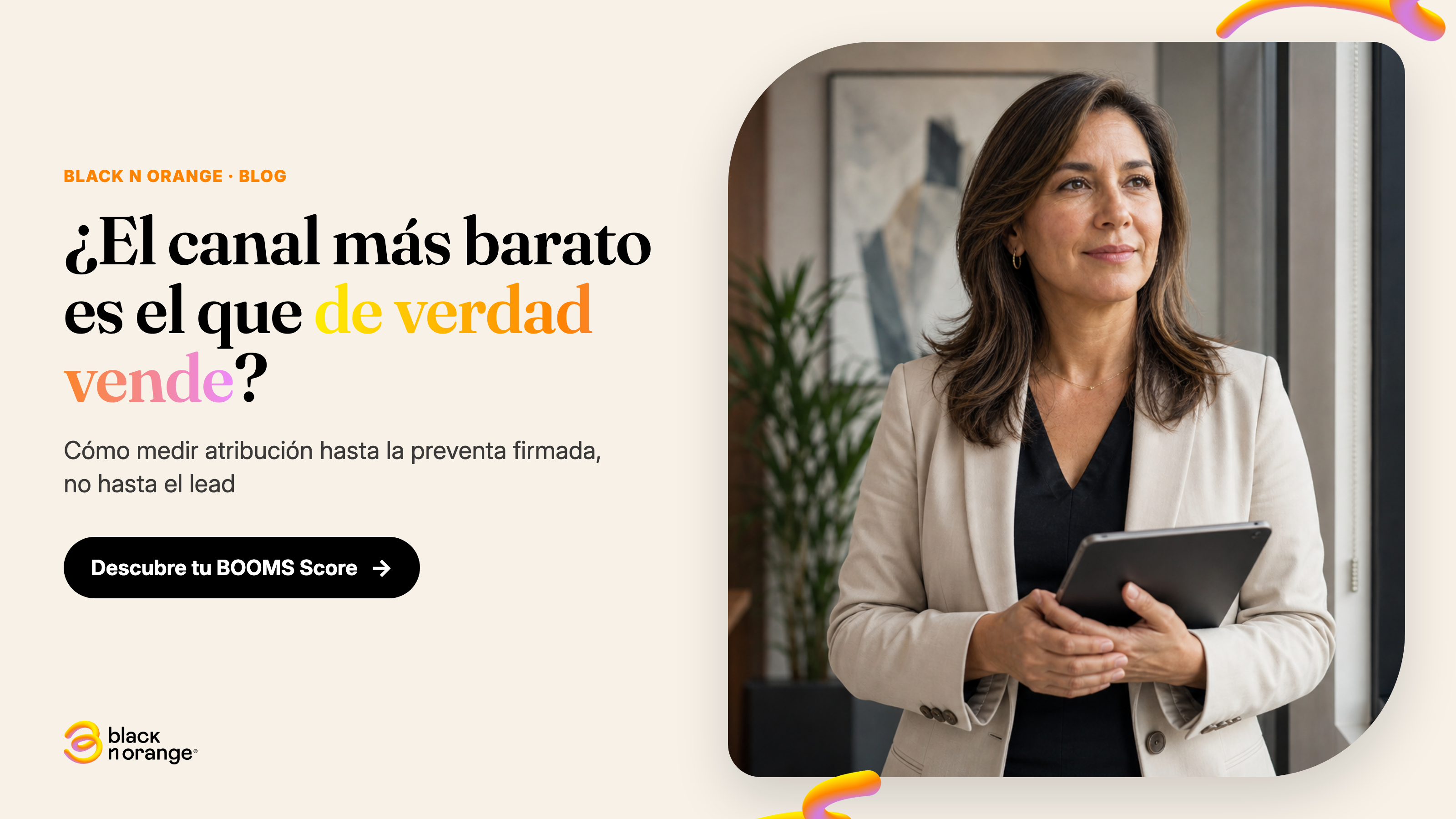 Directora comercial de una desarrolladora inmobiliaria revisando en una tablet qué canal de marketing cierra realmente las ventas