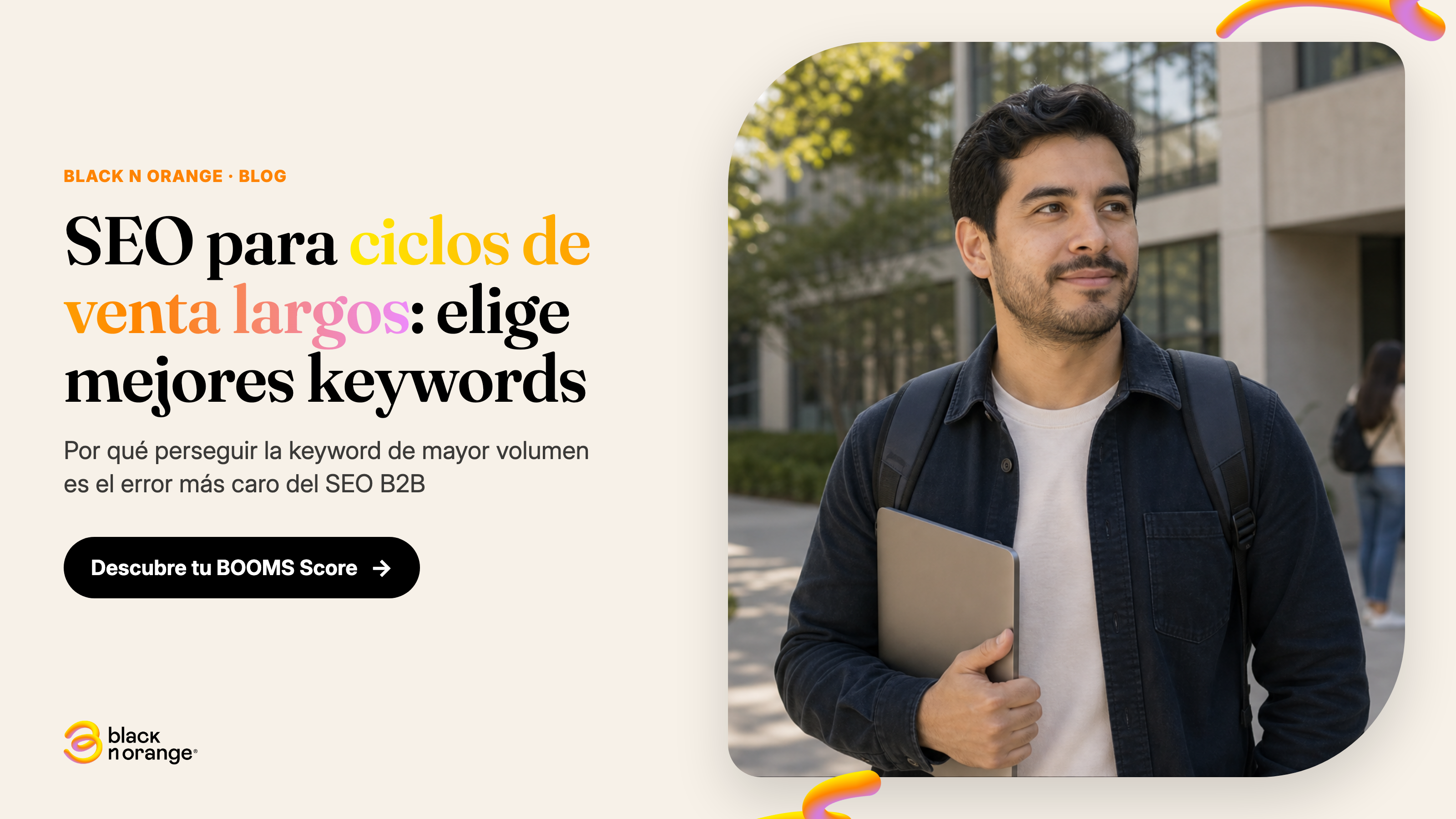 Director de marketing B2B revisando en su laptop qué keywords SEO conectan con oportunidades reales en su CRM durante un ciclo de venta largo