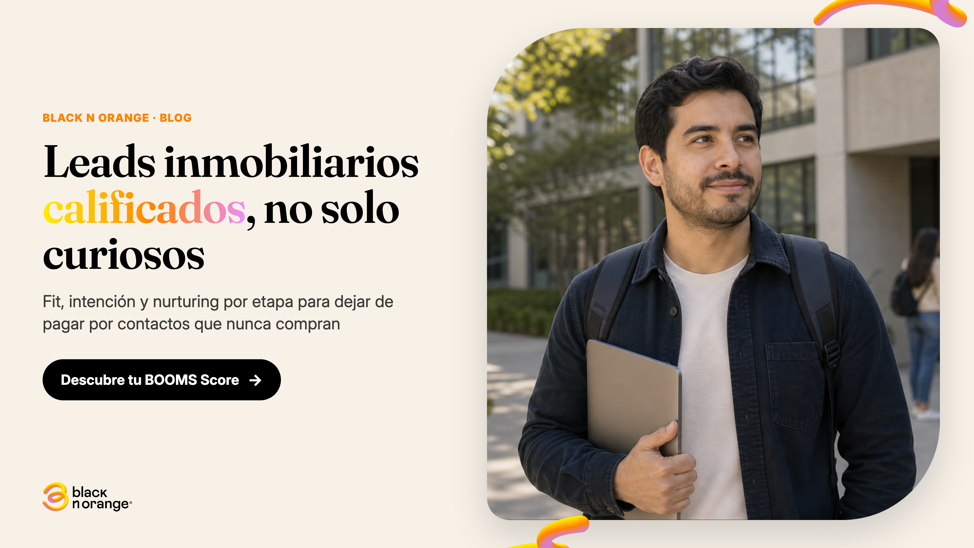 Director comercial de una desarrolladora inmobiliaria revisando leads calificados por fit e intención en un CRM