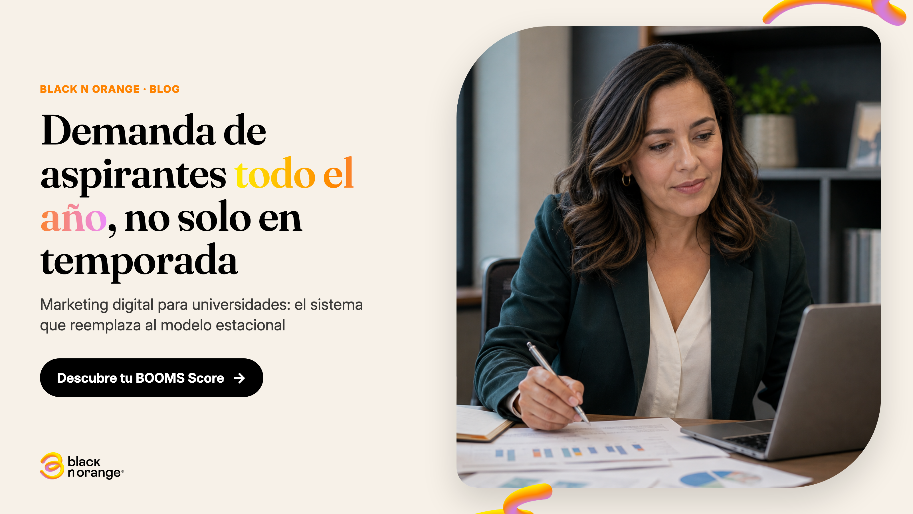 Director de admisiones universitario revisa un sistema de demanda continua de aspirantes en un CRM