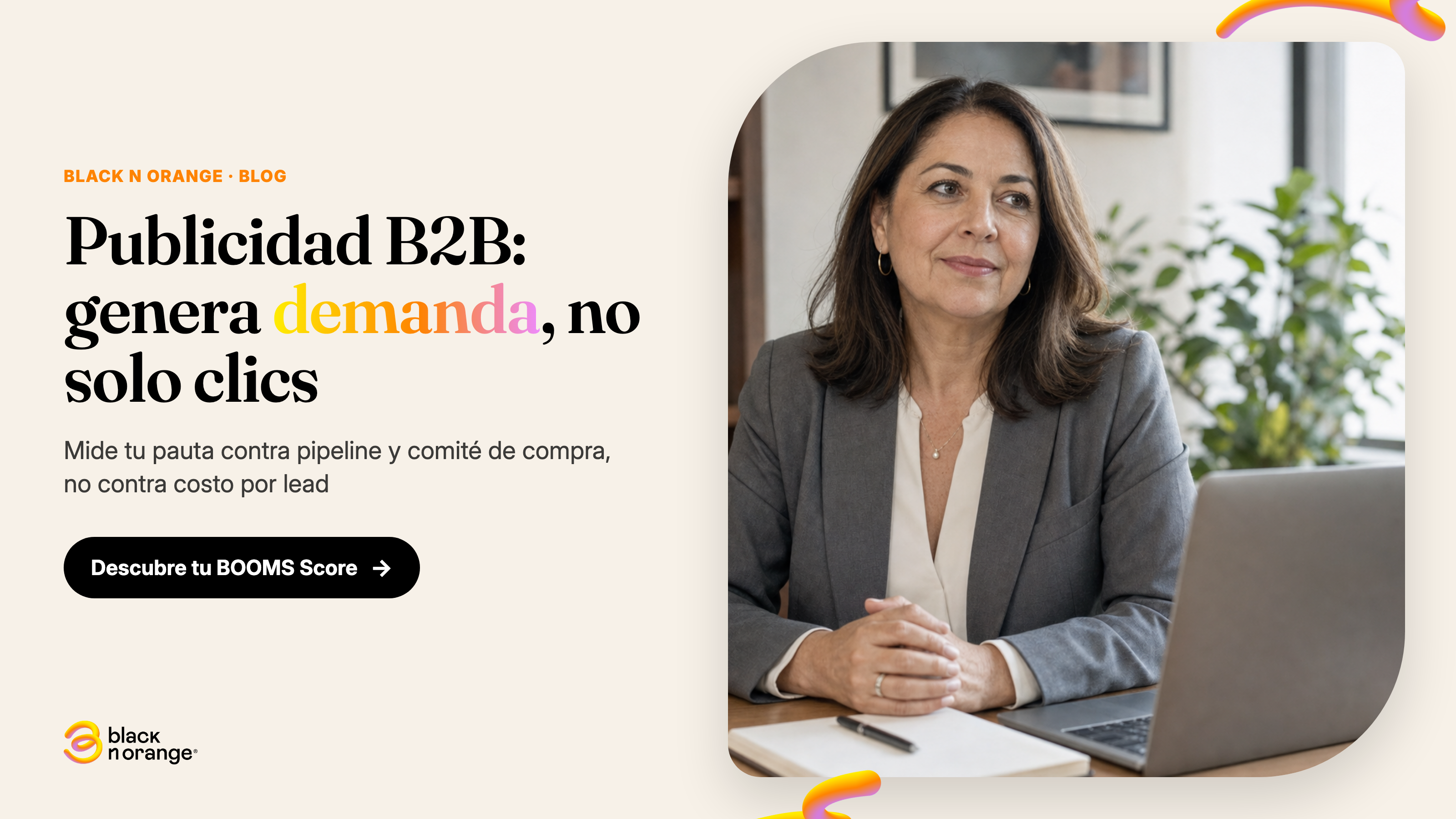 Director comercial B2B revisando pipeline y señales de intención en HubSpot en vez de solo costo por lead de la pauta
